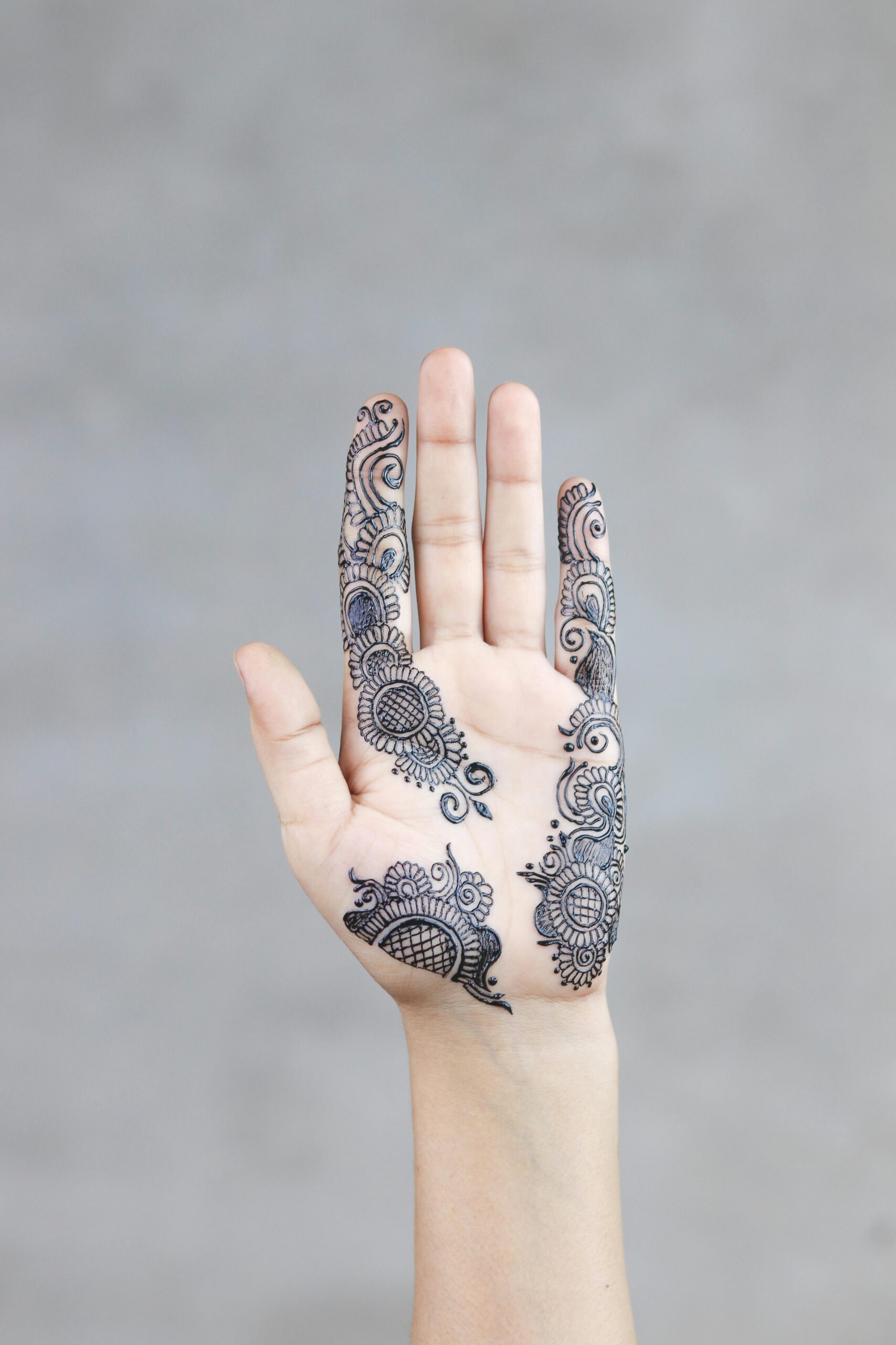 front hand mehendi design