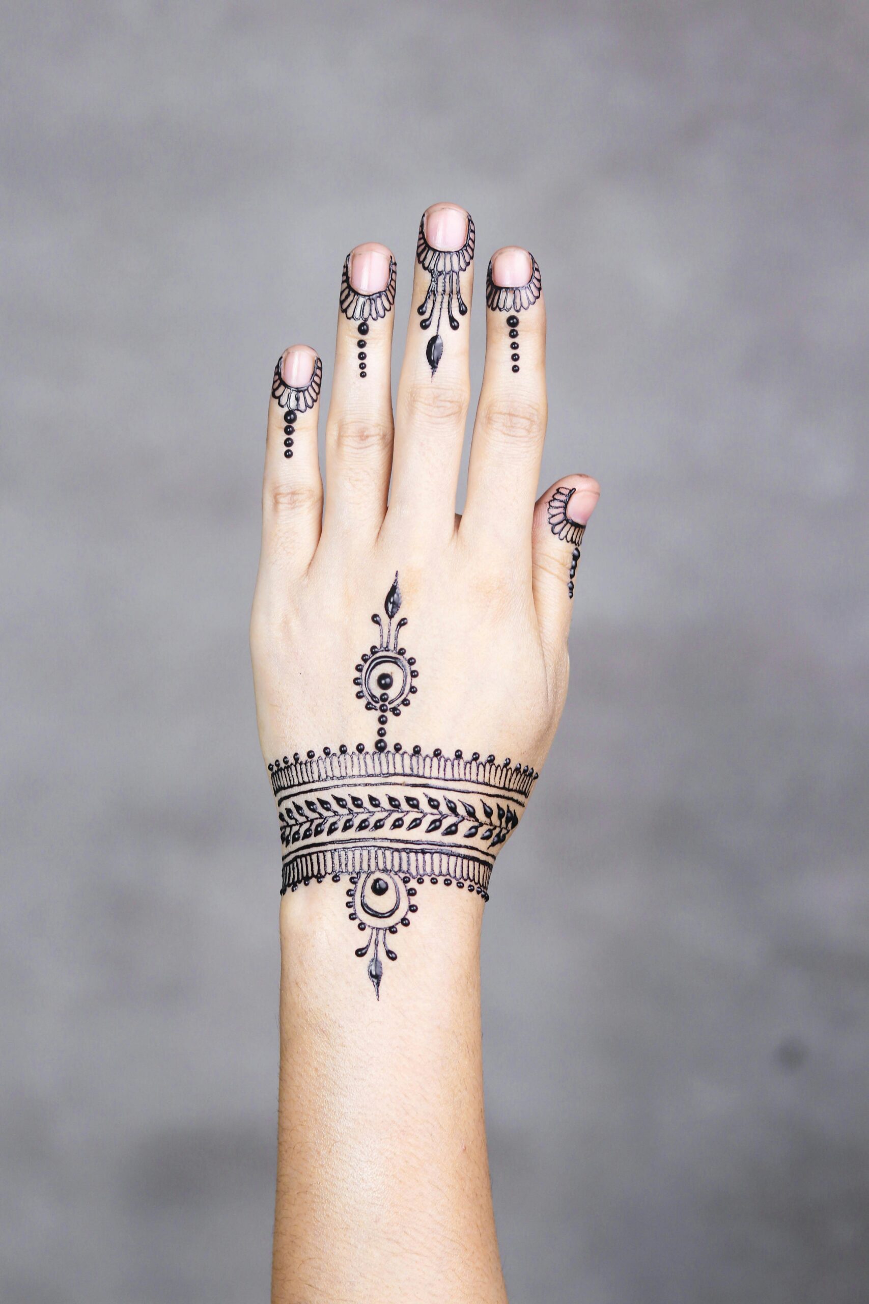 back hand mehendi design