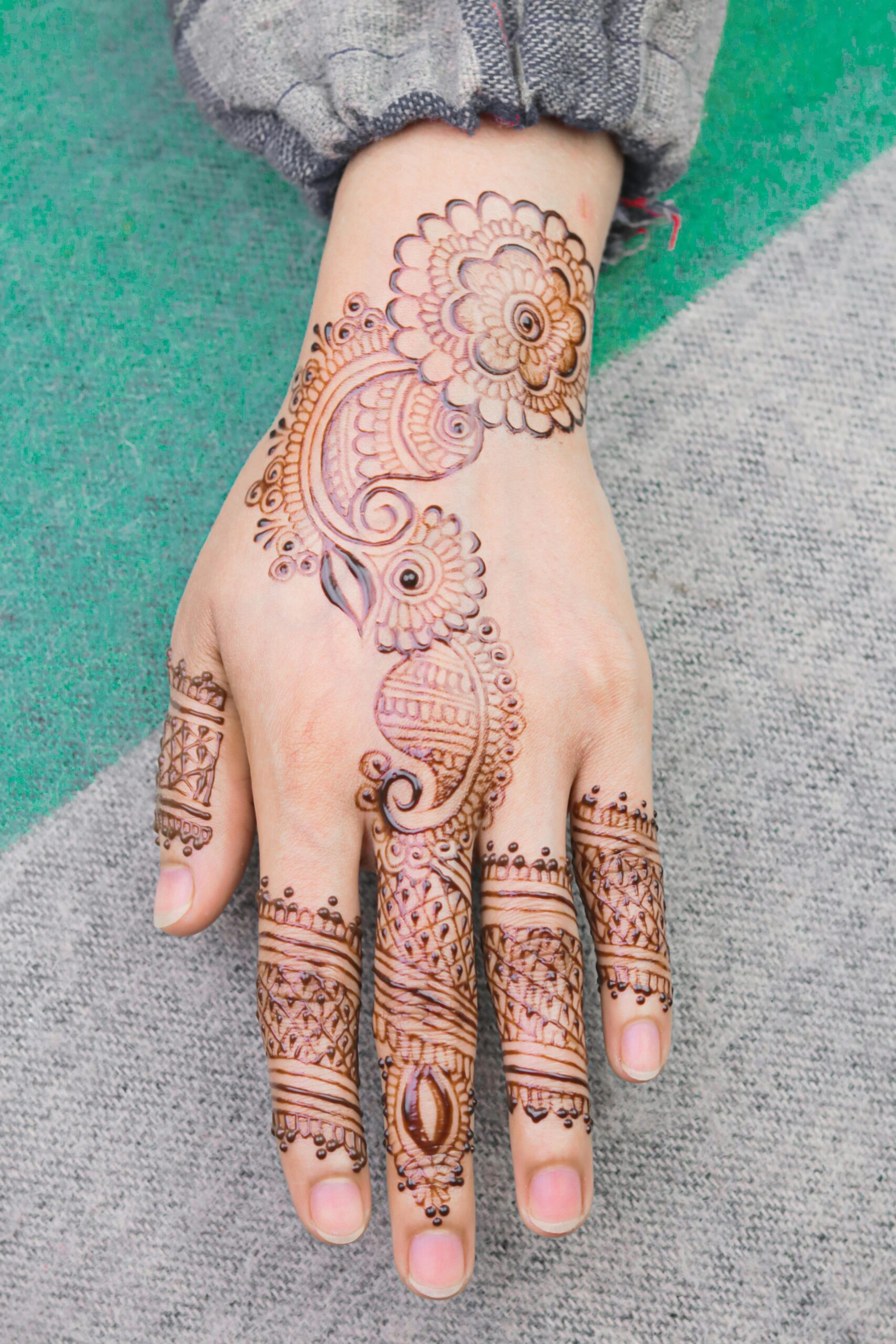 back hand mehendi design