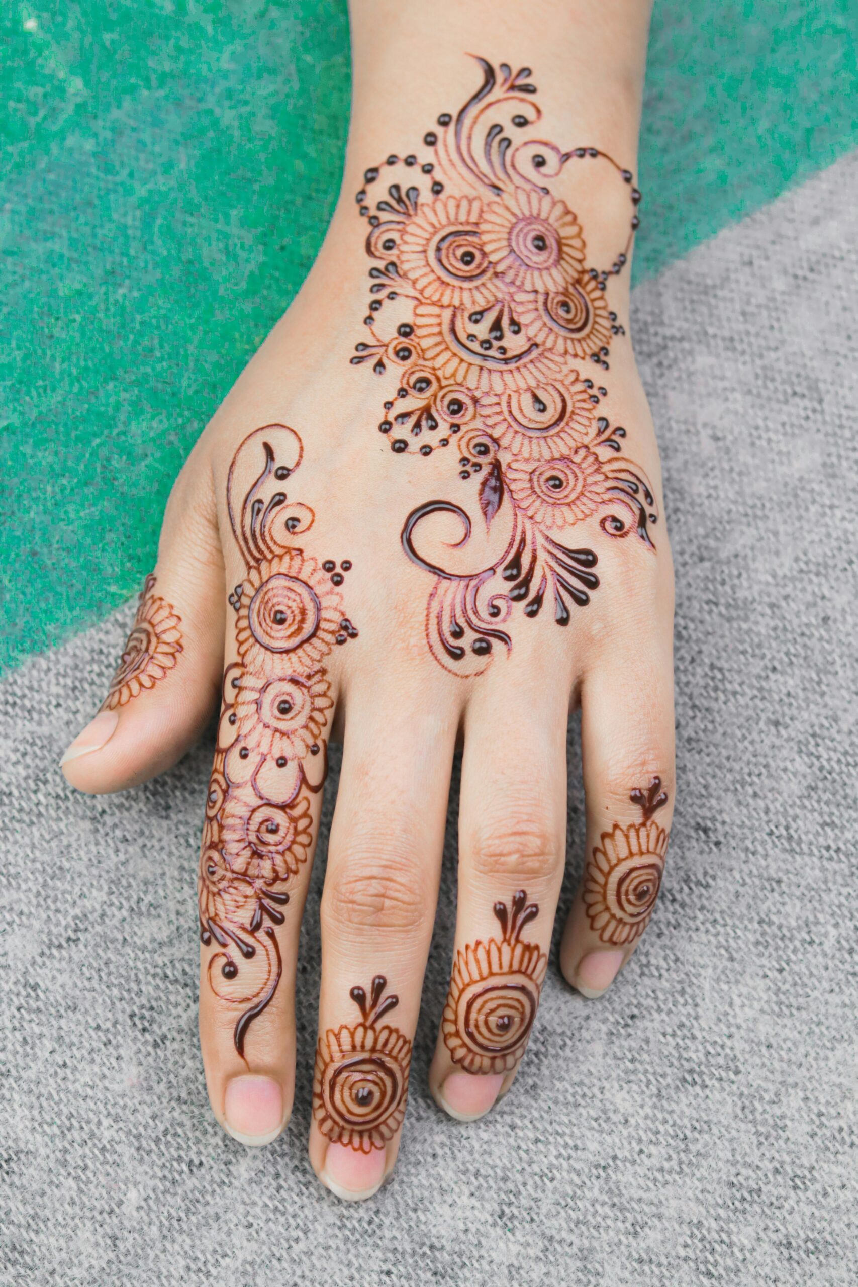 back hand mehendi design